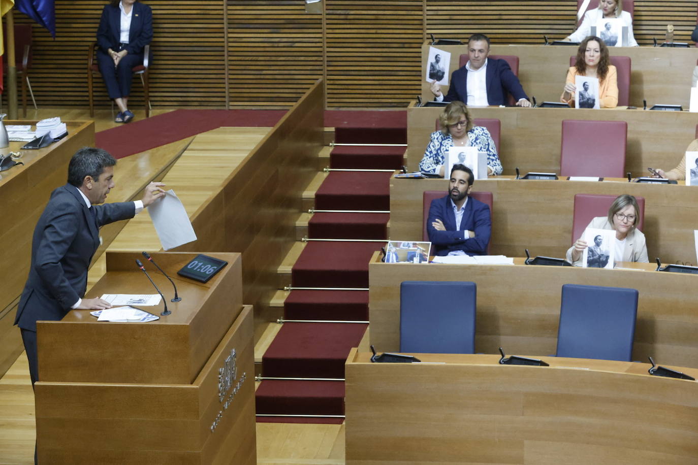 Fotos de la sesión de control a Mazón en Les Corts