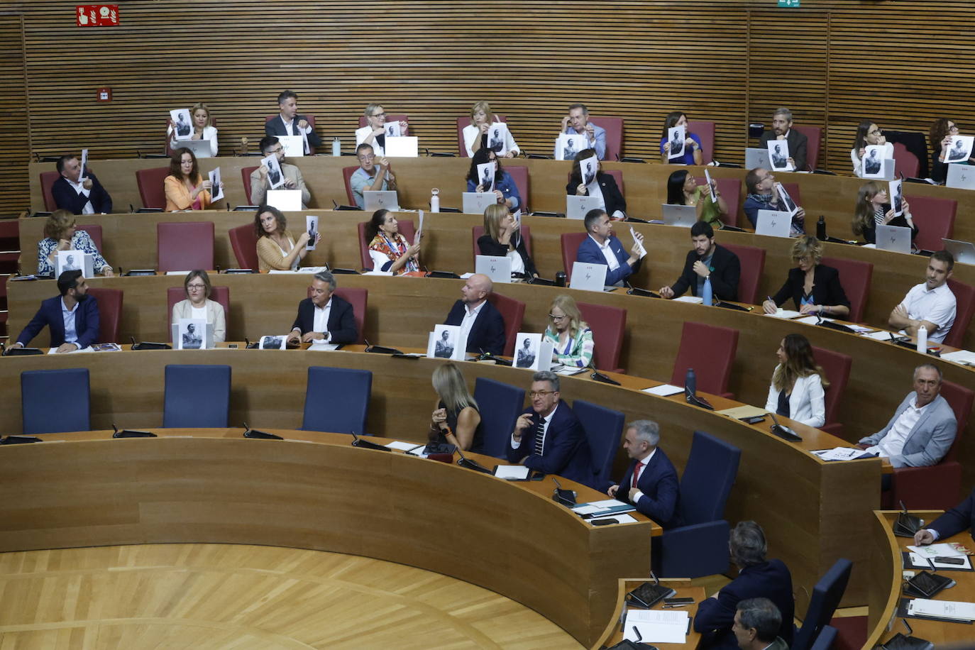 Fotos de la sesión de control a Mazón en Les Corts