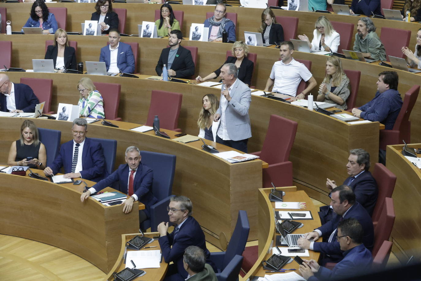 Fotos de la sesión de control a Mazón en Les Corts