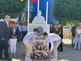 Calp coloca ante la comisaría un busto del agente fallecido en acto de servicio