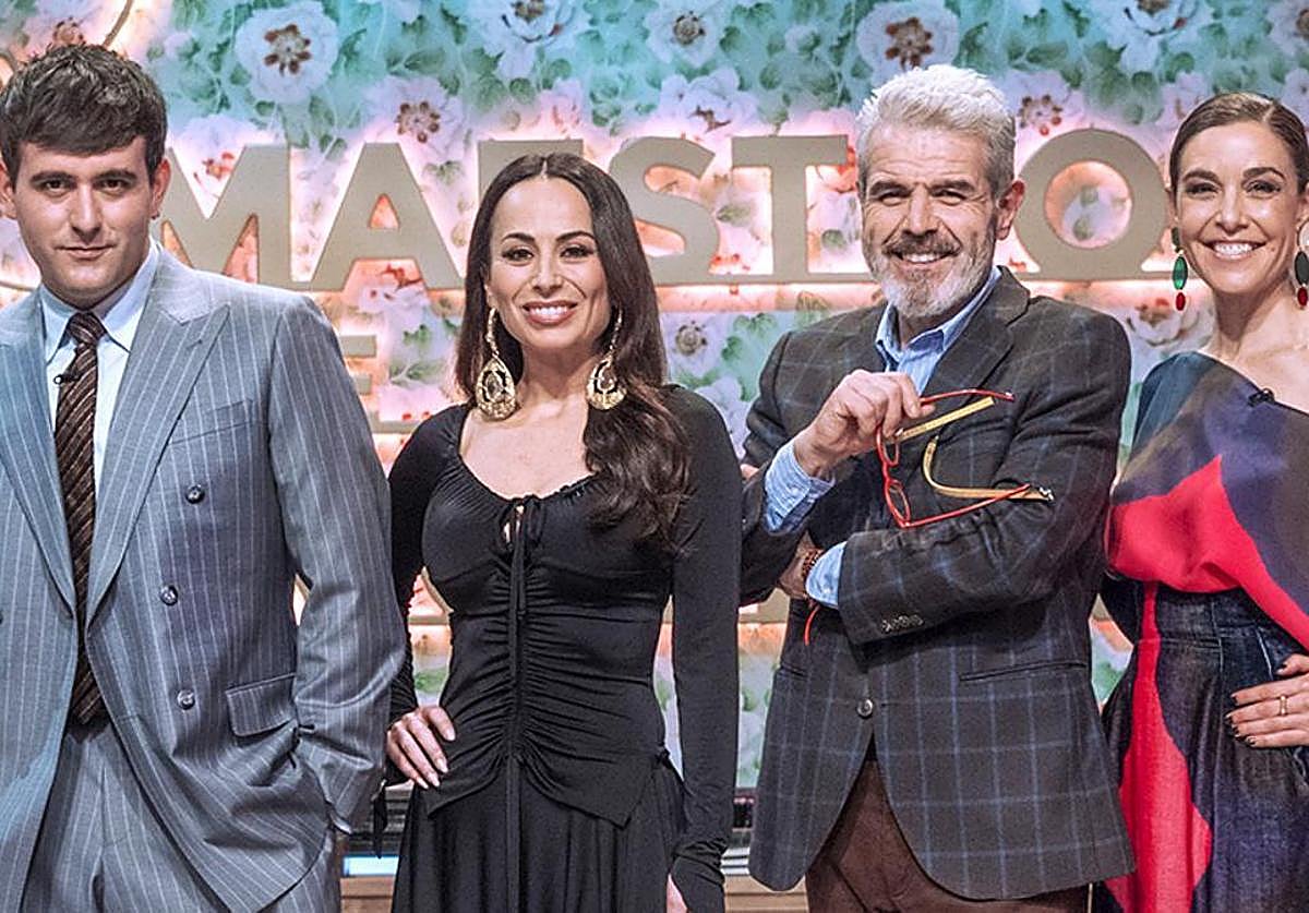 Alejandro Palomo (Palomo Spain), María Escoté y Lorenzo Caprile, jurado de 'Maestros de la Costura', junto a la presentadora Raquel Sánchez Silva.