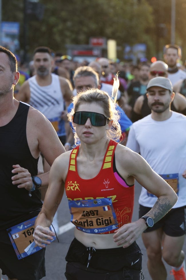 Una corredora controla el ritmo en la última edición del Medio Maratón de Valencia.