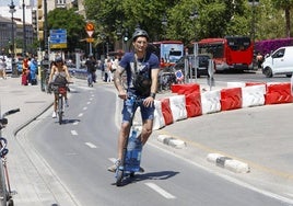 Un usuario de patinete, en el centro de Valencia.