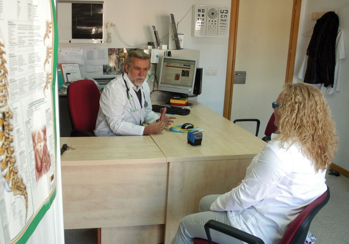 Un médico atiende a una paciente en un centro de salud.