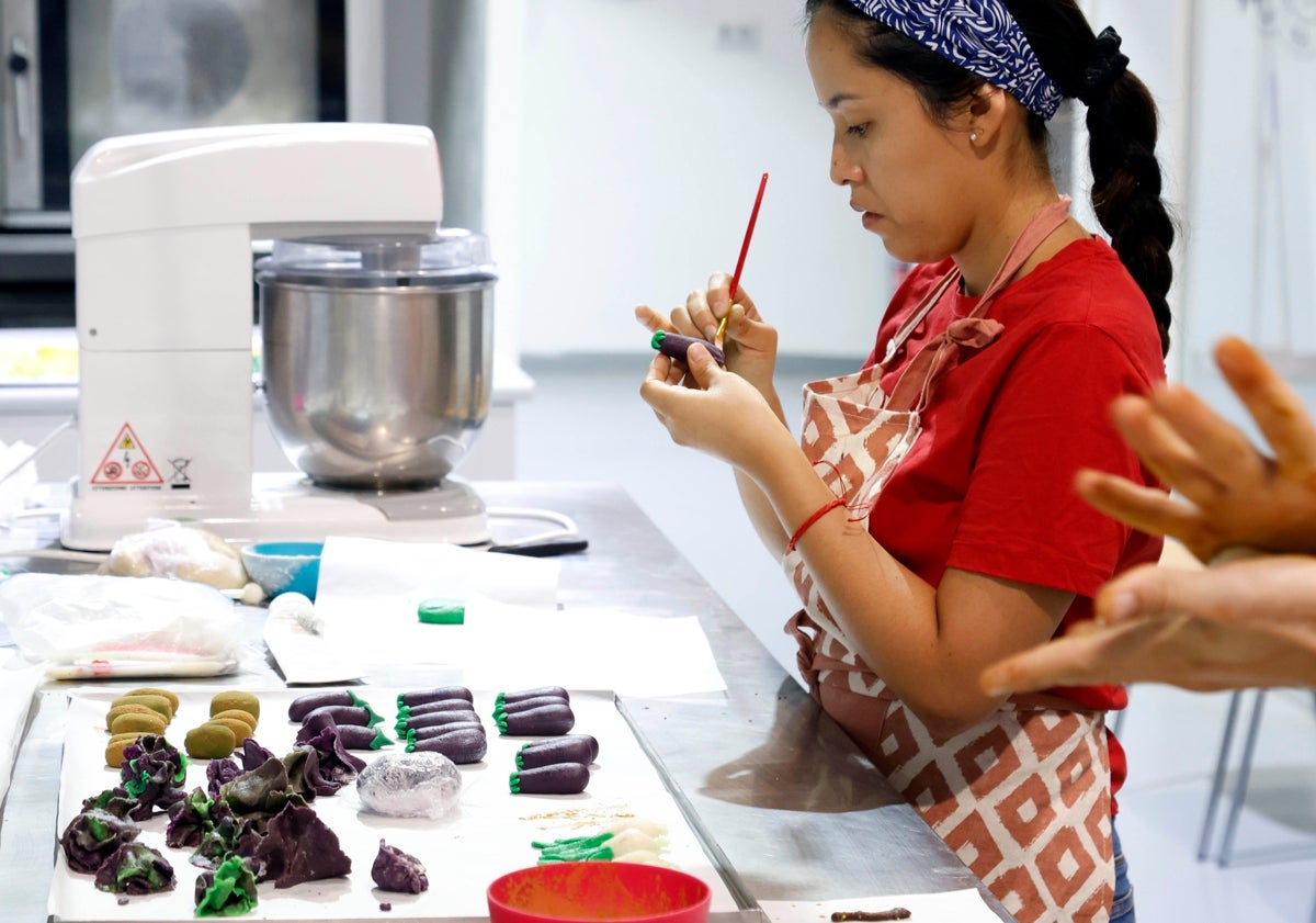 Imagen principal - La tradición del mazapán se forja en las aulas: los futuros maestros confiteros se preparan para la Mocadorà