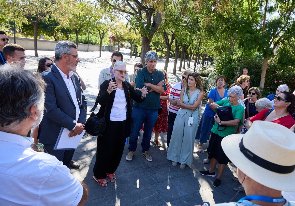 Imagen principal - Gustafson, a los vecinos que quieren un corredor verde: «No problem» (y volvió a pasear por su Parque Central)