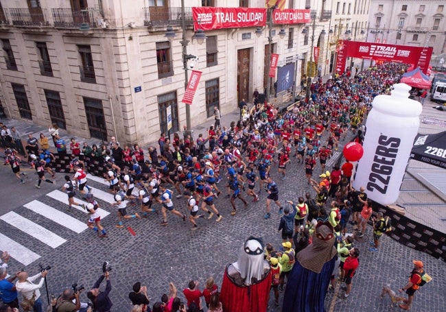 Arriba, la salida de la prueba en el corazón de Alcoi y bajo, emotivas estampas a la conclusión de la carrera.