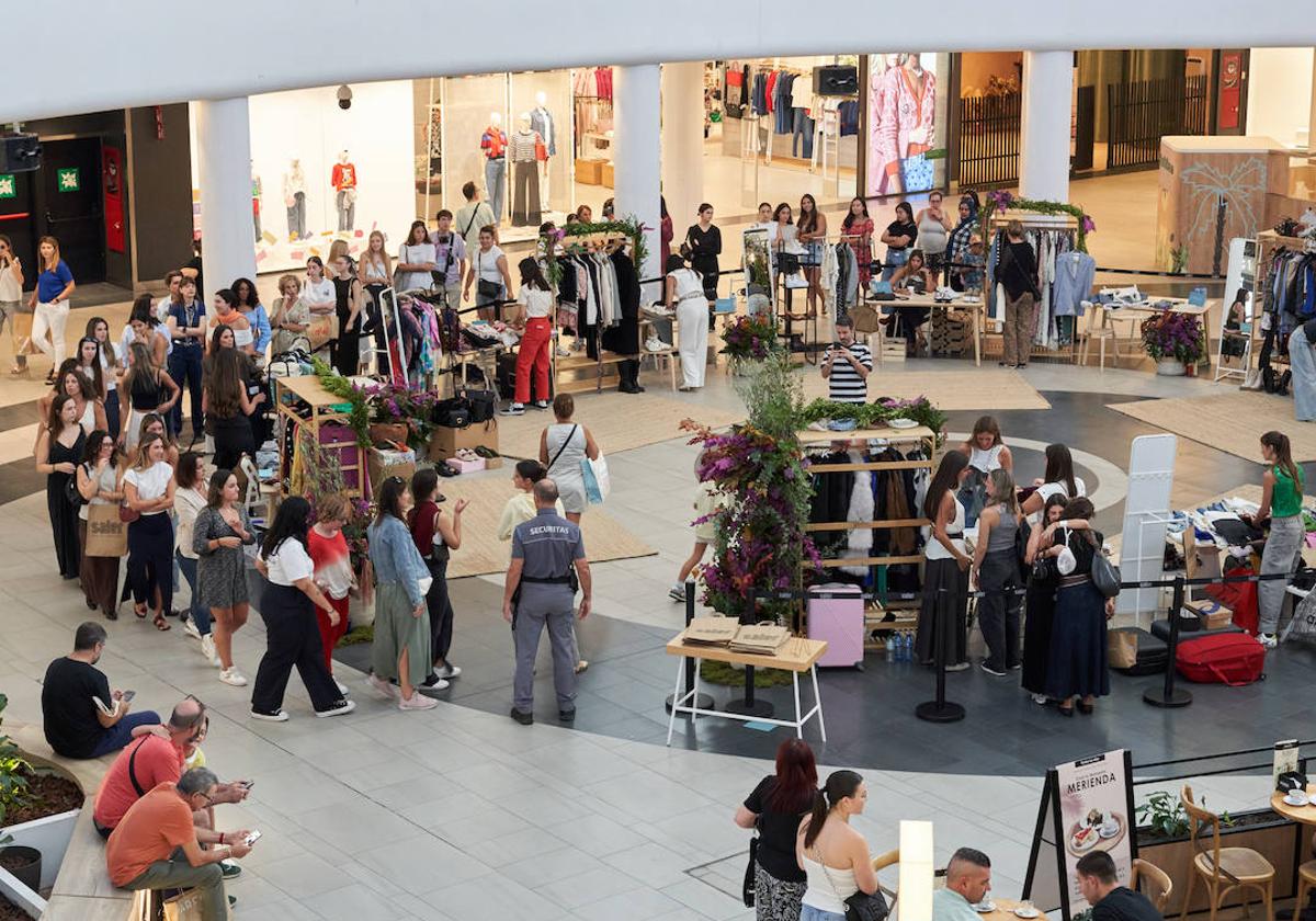 Jóvenes esperan en la cola a acceder al mercadillo que instalaron varias 'influencers' en un centro comercial en Valencia hace unos días.