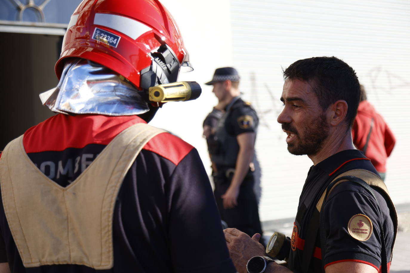 FOTOS | Varios heridos en un incendio en la avenida de Francia de Valencia