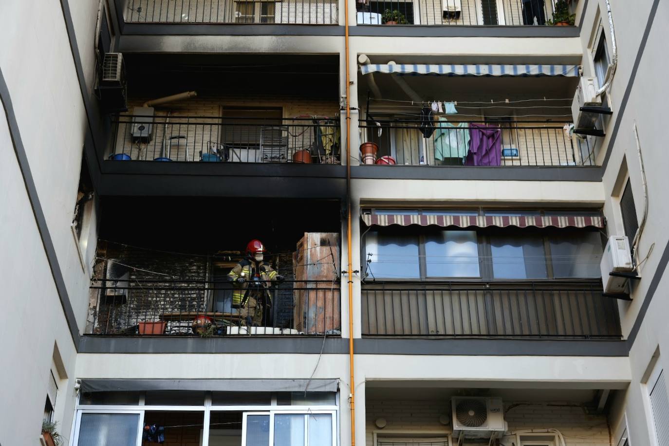 FOTOS | Varios heridos en un incendio en la avenida de Francia de Valencia