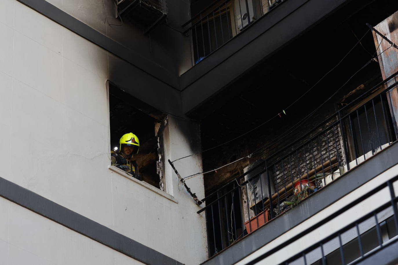 FOTOS | Varios heridos en un incendio en la avenida de Francia de Valencia