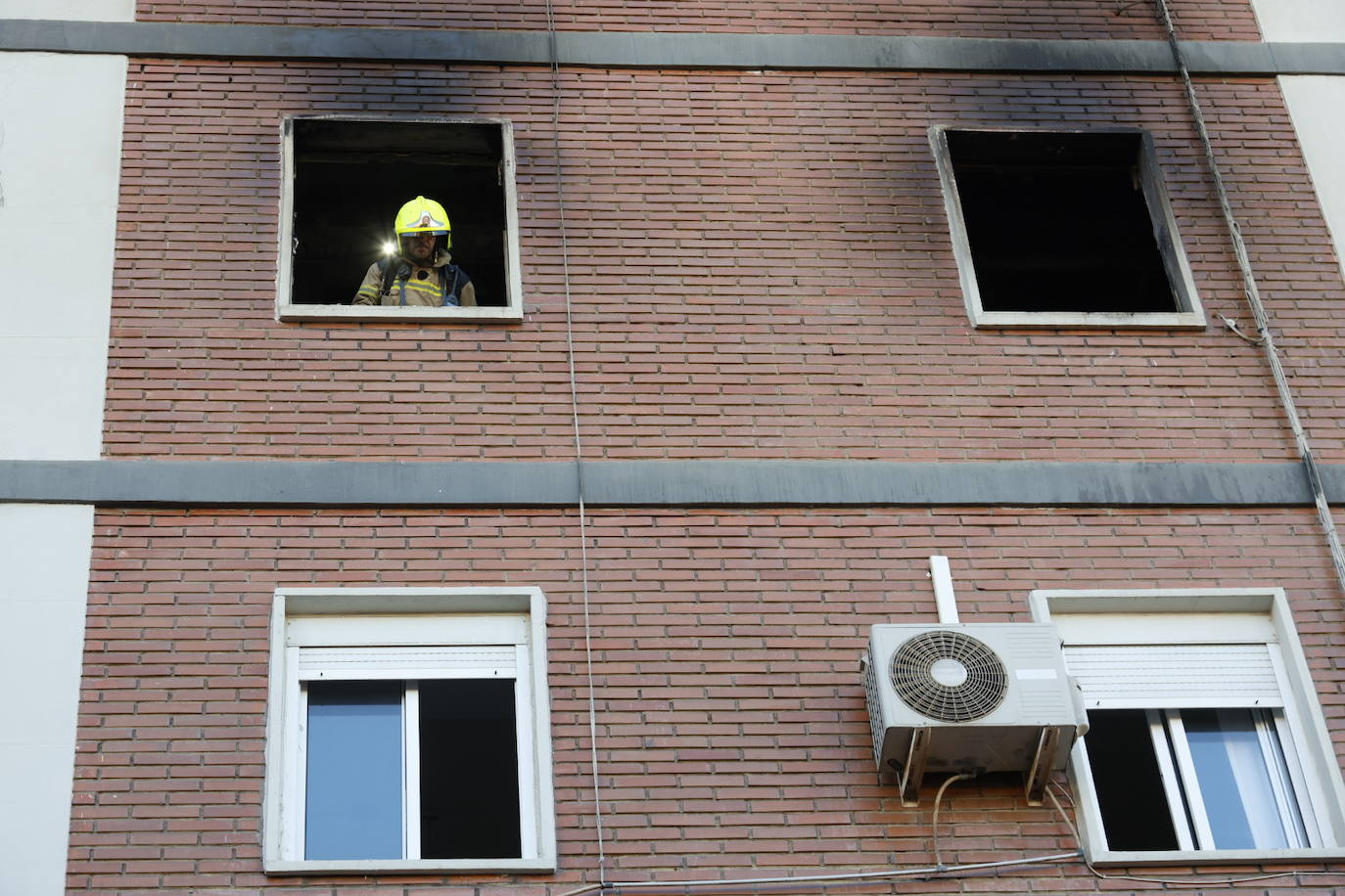 FOTOS | Varios heridos en un incendio en la avenida de Francia de Valencia