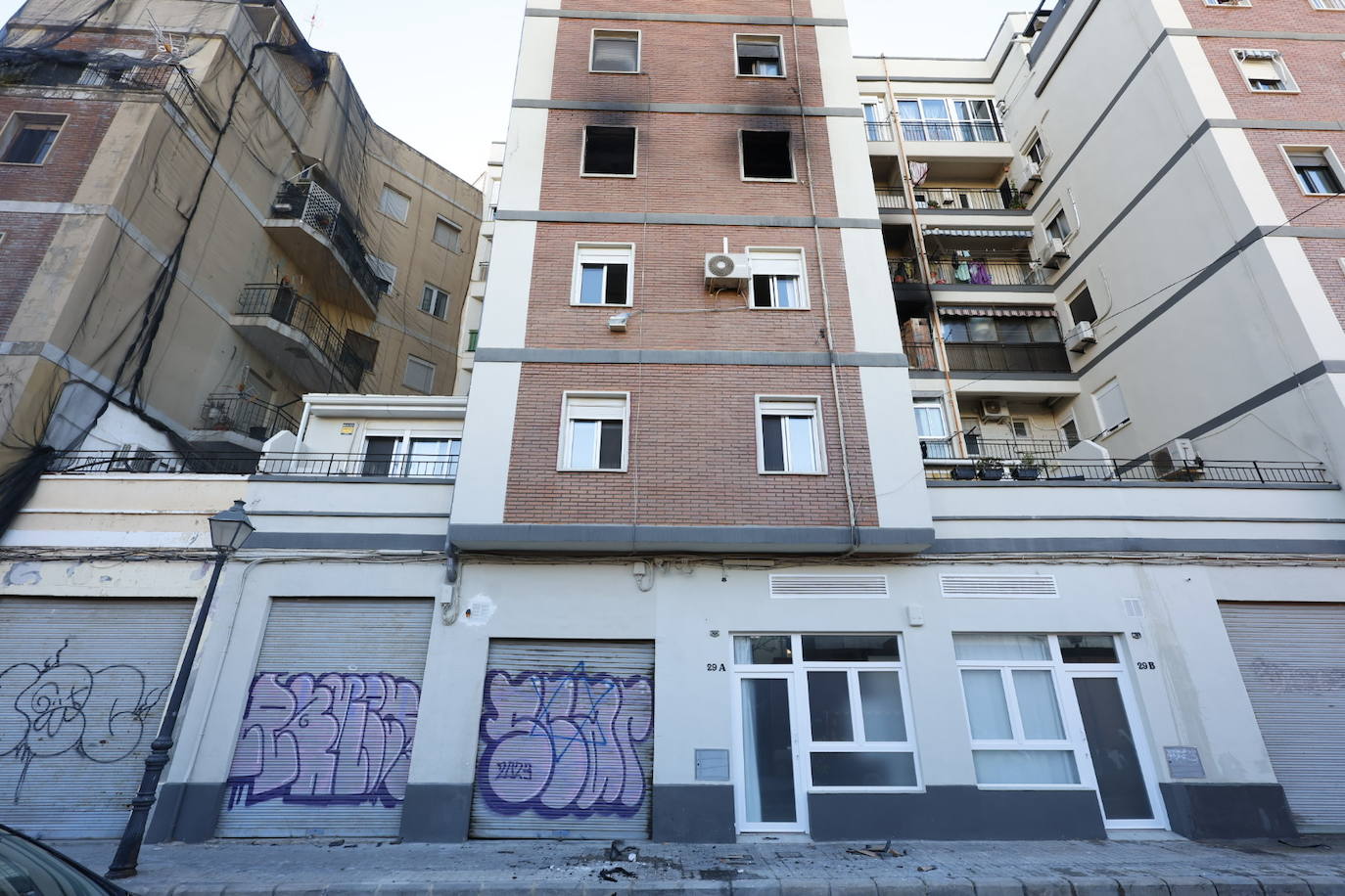 FOTOS | Varios heridos en un incendio en la avenida de Francia de Valencia