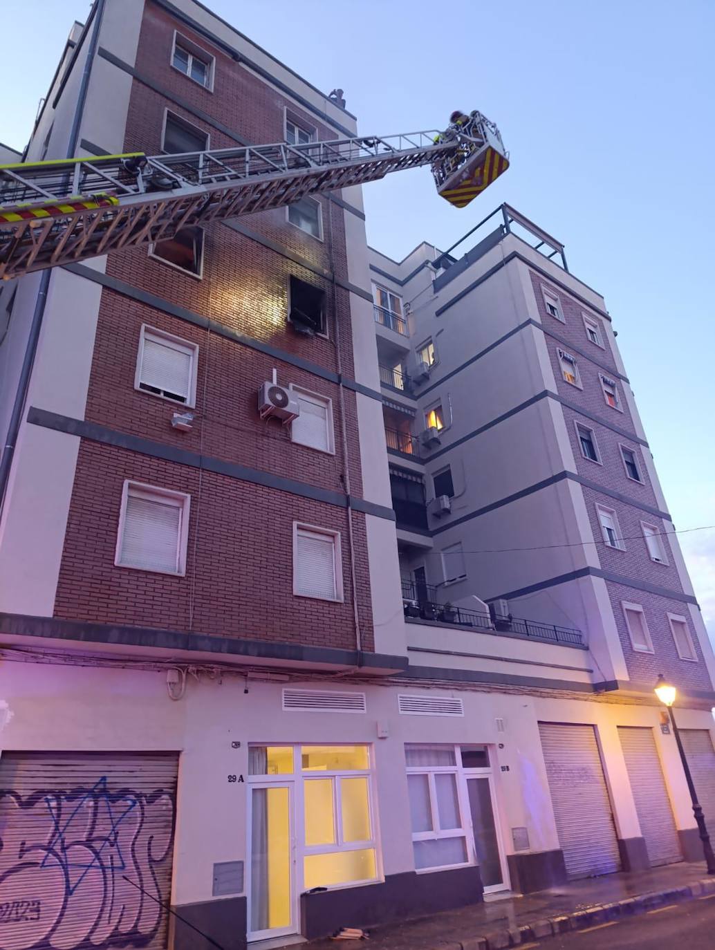 FOTOS | Varios heridos en un incendio en la avenida de Francia de Valencia