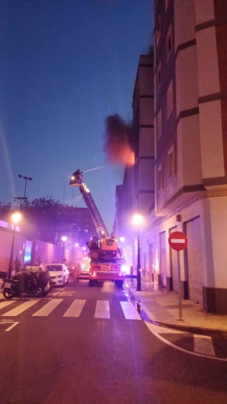 FOTOS | Varios heridos en un incendio en la avenida de Francia de Valencia