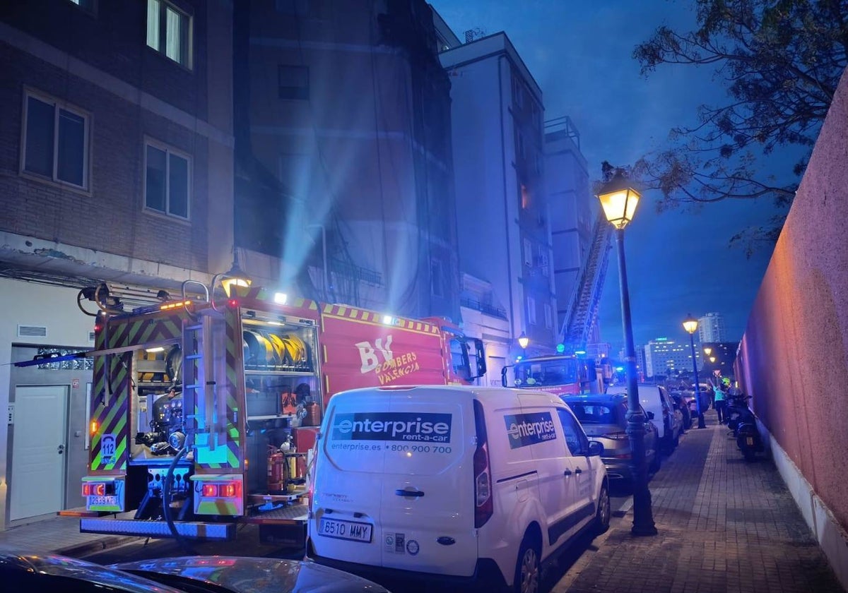 Imagen del incendio en la Avenida Francia causado por un patinete eléctrico.