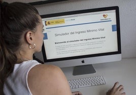 Una mujer utiliza el simulador del IMV en la web de la Seguridad Social.