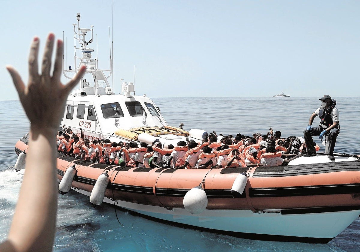 Un barco de rescate cargado de inmigrantes.