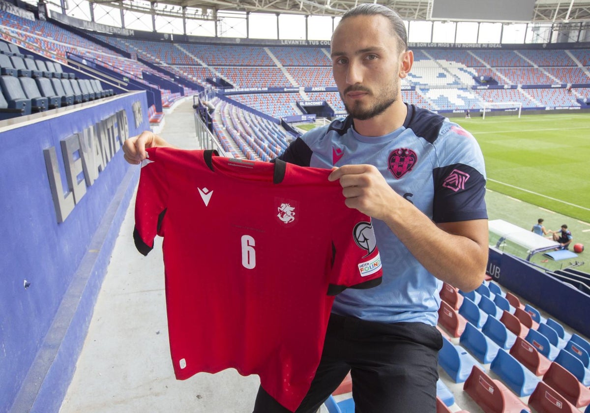 Kocho muestra la camiseta de Georgia tras ser convocado con su selección en vísperas de la Eurocopa-