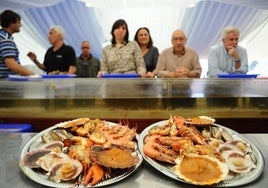 Comensales a la espera de degustar los platos preparados con marisco variado en la feria MarisGalicia