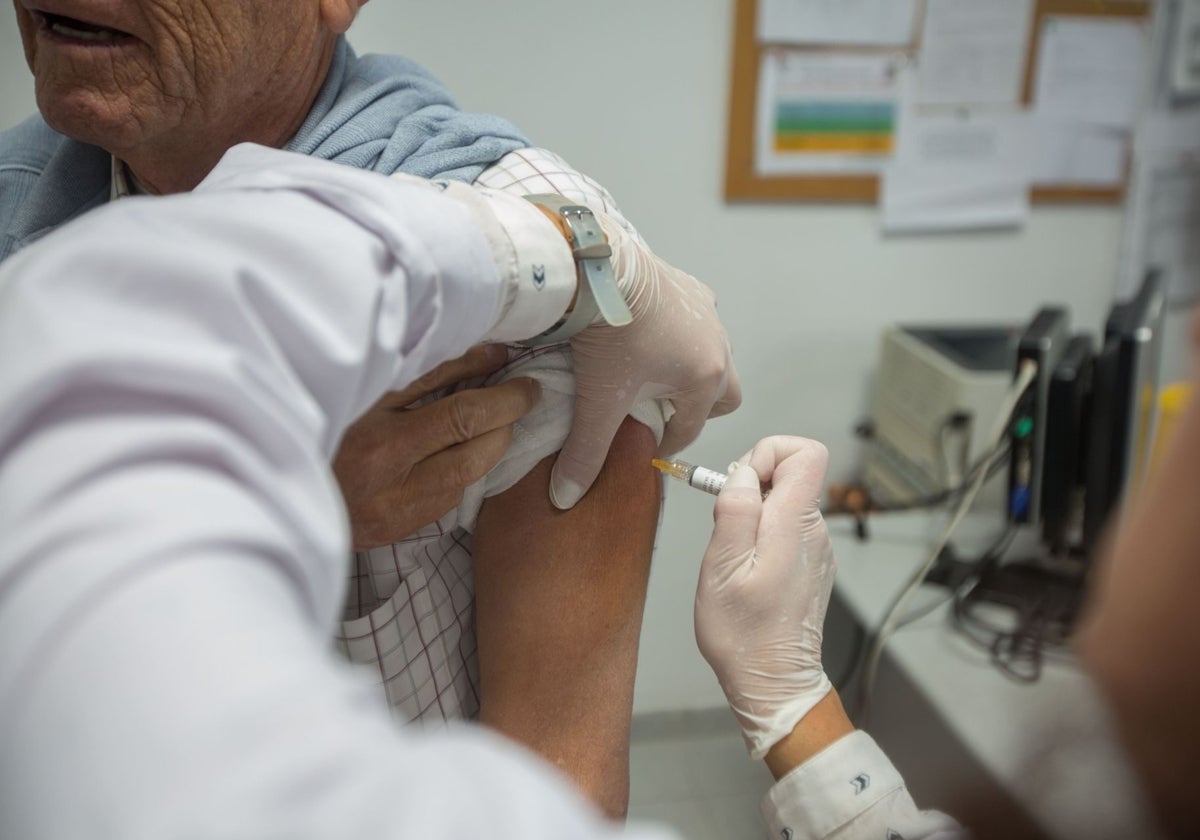 Vacunación a un hombre en un centro de salud.