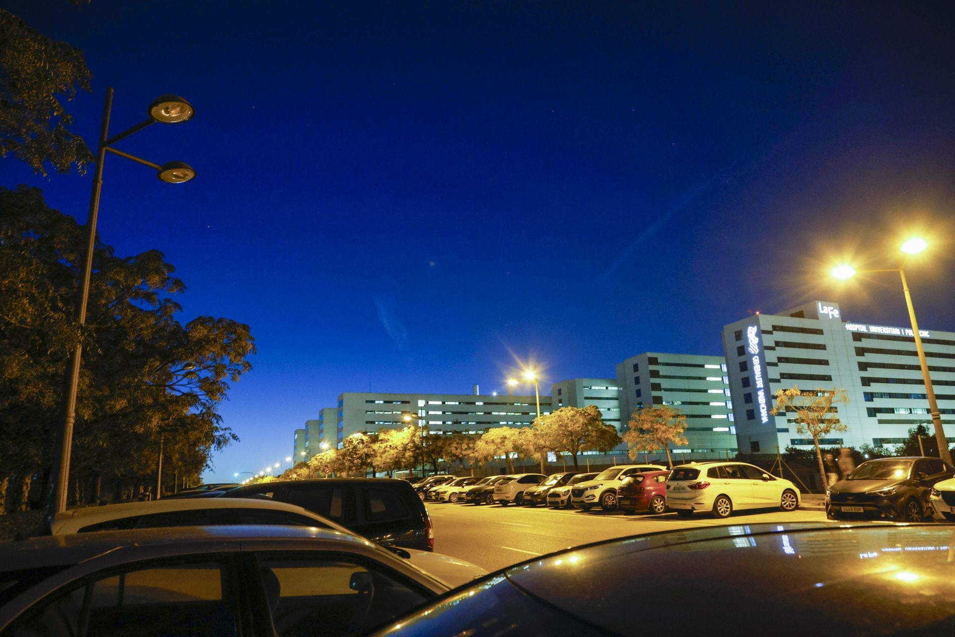 Falta de alumbrado en el entorno del hospital La Fe de Valencia