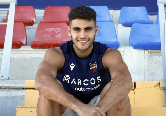 Andrés García, posando en la Ciudad Deportiva del Levante, en Buñol.