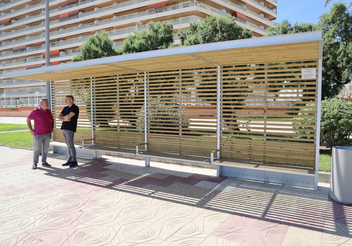 Pérgola en el paseo marítimo.