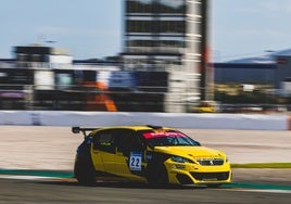 Un GTR , durante una carrera en el Circuit Ricardo Tormo