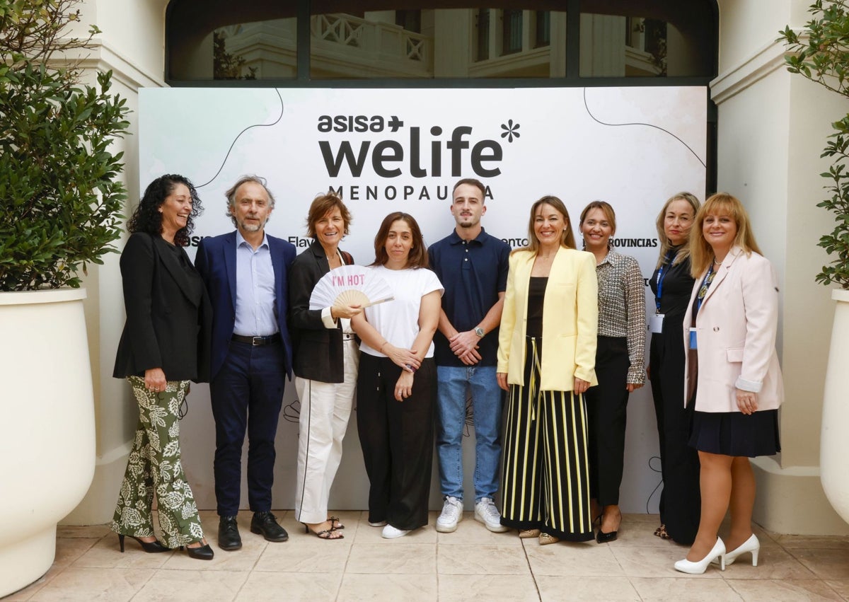 Imagen secundaria 1 - Foto 1. Los asistentes se llevaron una bolsa con productos de los patrocinadores. Foto 2. Equipo de ASISA. Foto 3. Algunas de las asistentes al encuentro ASISA WeLife Menopausia. 