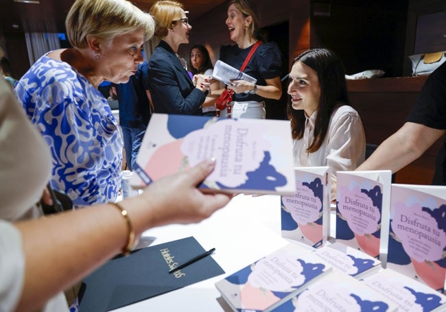 La nutricionista y divulgadora Marta Mercè firmó ejemplares de su libro.