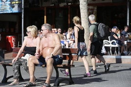 Playa de Benidorm y turistas. Imagen de archivo.