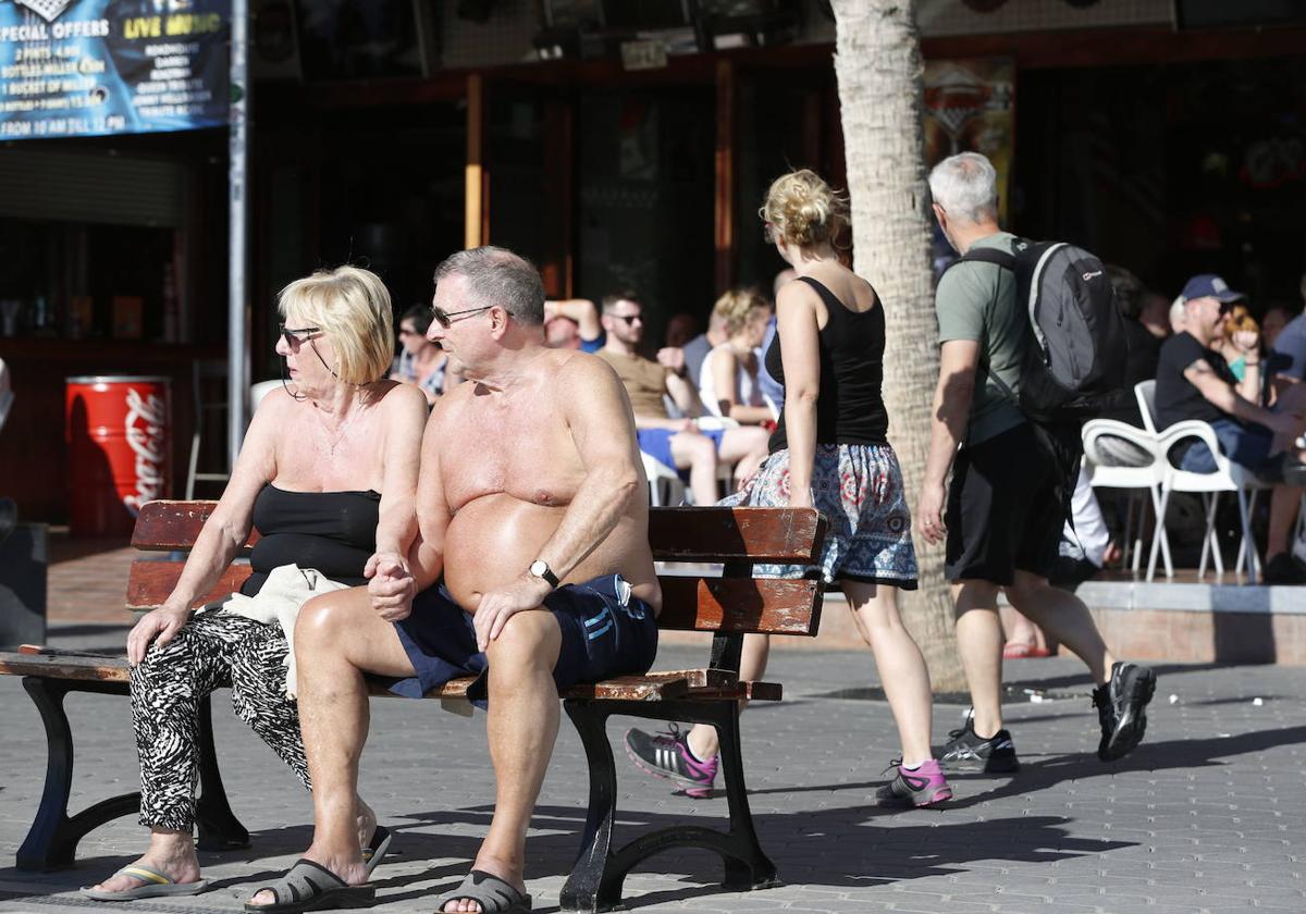 Playa de Benidorm y turistas. Imagen de archivo.