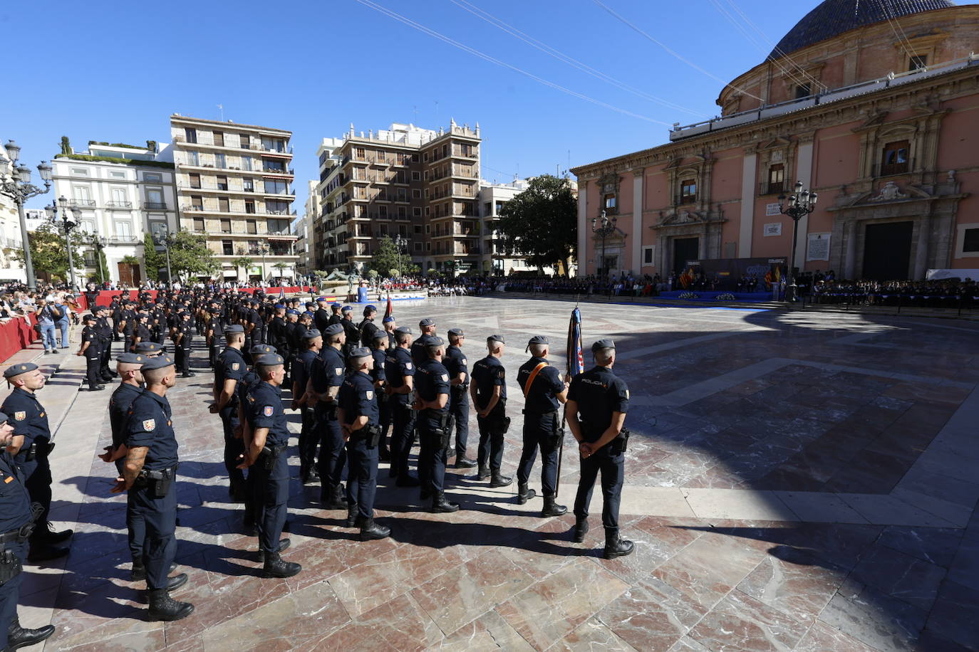 Fotos del acto de la Policía Nacional en la plaza de la Virgen de Valencia