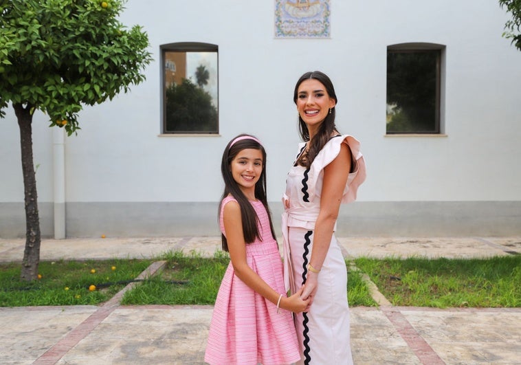 Mónica García, candidata infantil, junto a Paula Fernández.