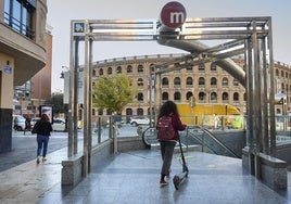 Una usuaria baja a la parada de metro de Xàtiva, este viernes por la mañana.