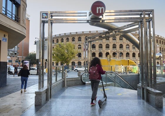 Una usuaria baja a la parada de metro de Xàtiva, este viernes por la mañana.