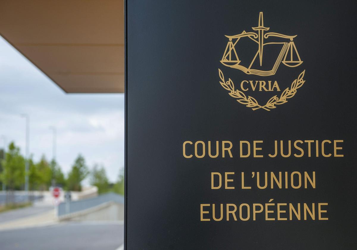 Logotipo del Tribunal de Justicia de la Unión Europea (TJUE) en su sede en Luxemburgo.