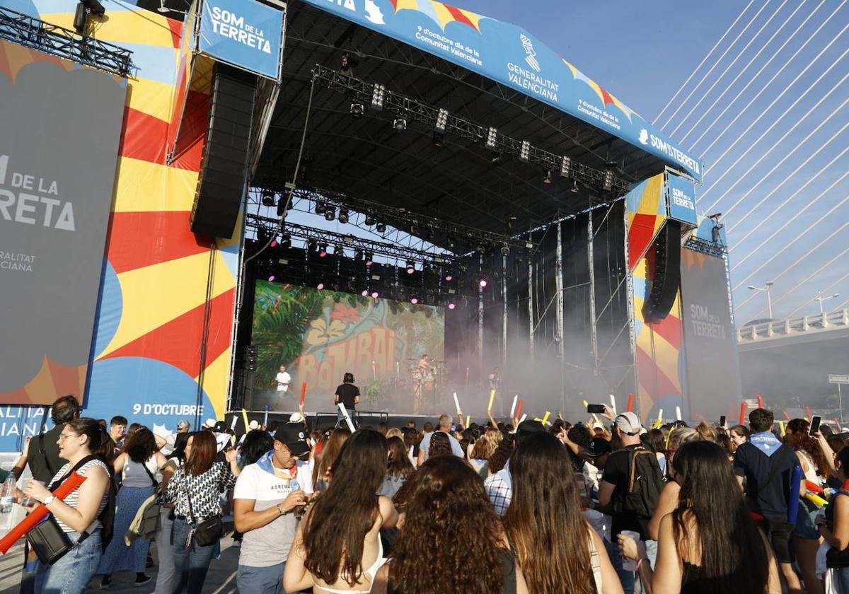 El público espera el inicio del concierto de Bombai.