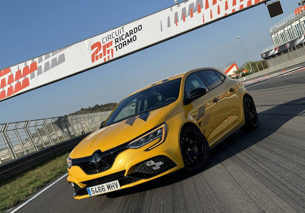 El Mégane RS Ultime en la recta del Circuit Ricardo Tormo.