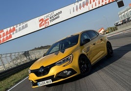 El Mégane RS Ultime en la recta del Circuit Ricardo Tormo.