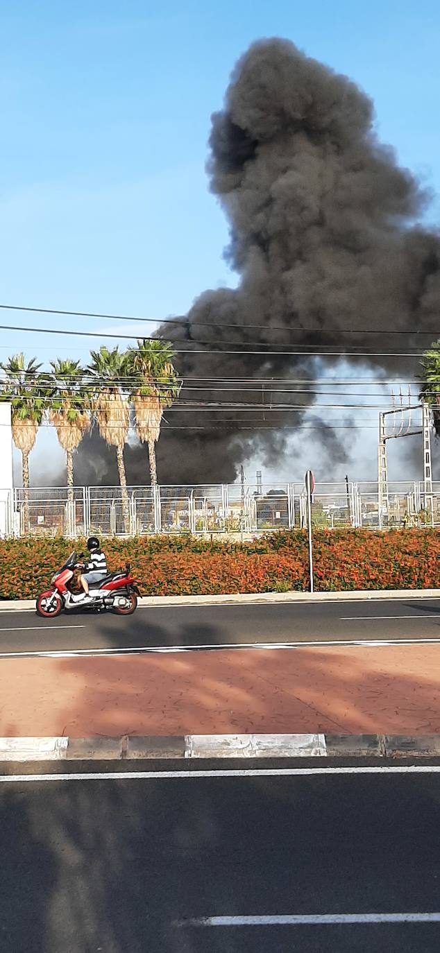 FOTOS | Incendio de una nave en Alboraya