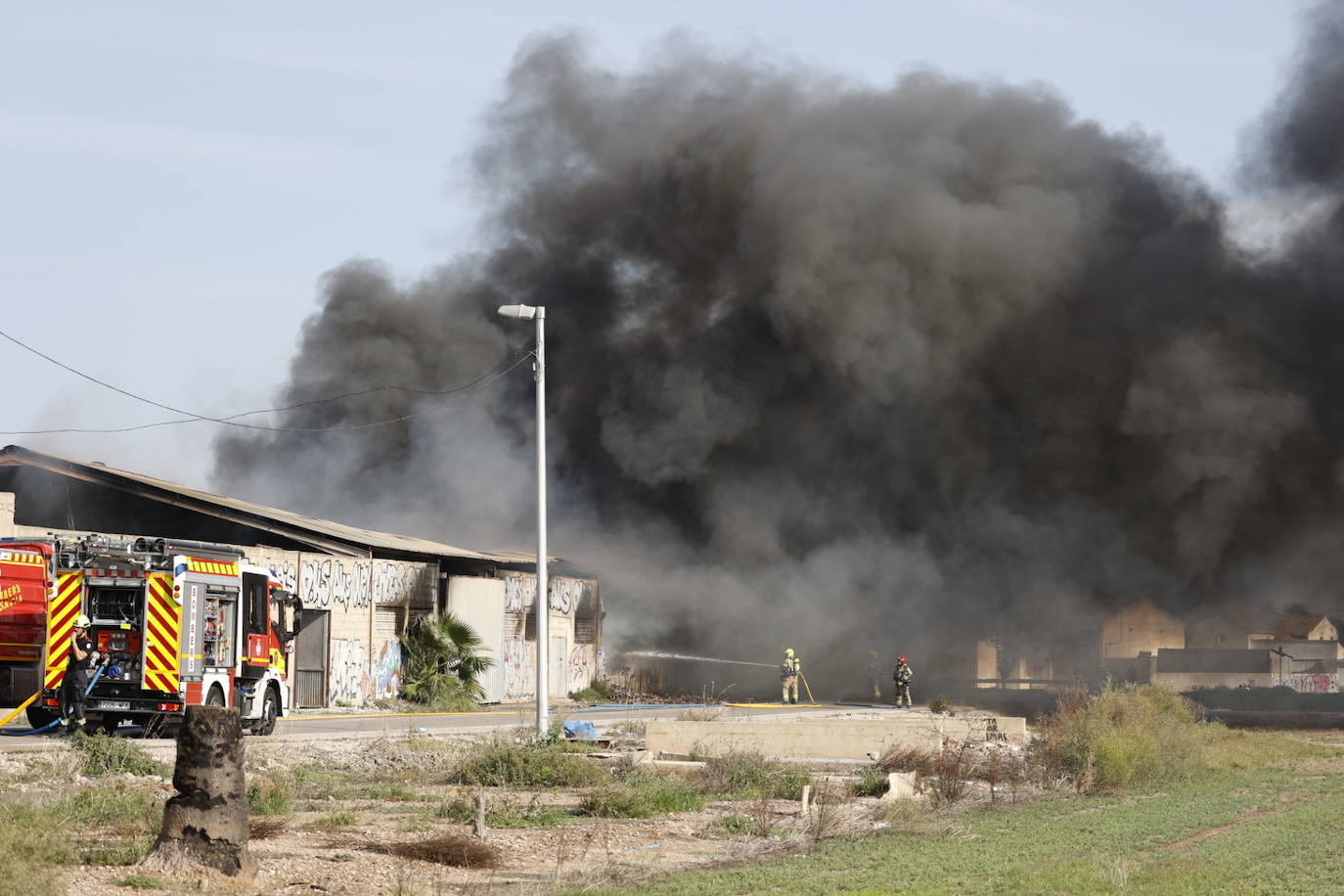 FOTOS | Incendio de una nave en Alboraya