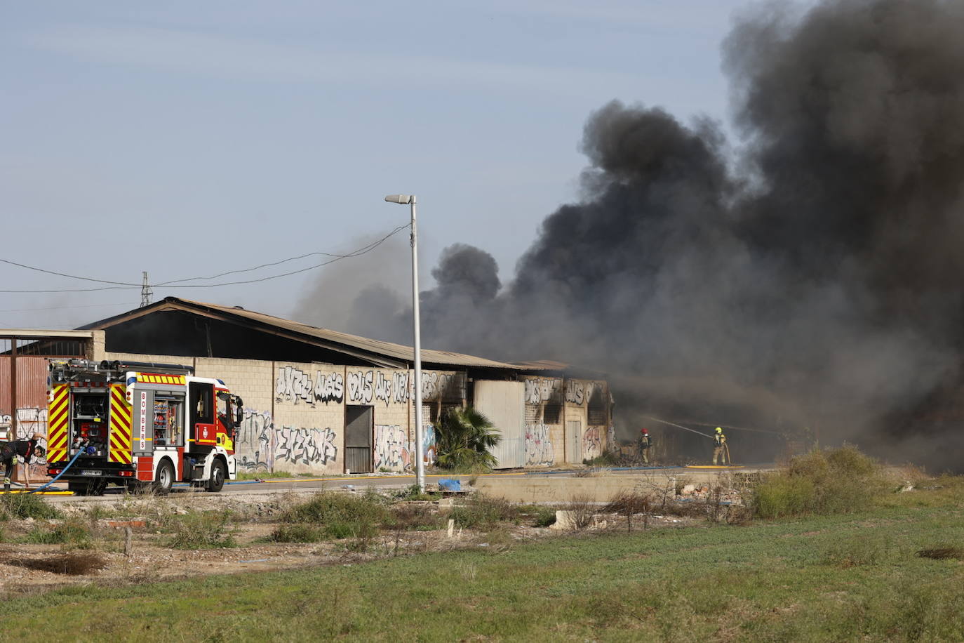 FOTOS | Incendio de una nave en Alboraya