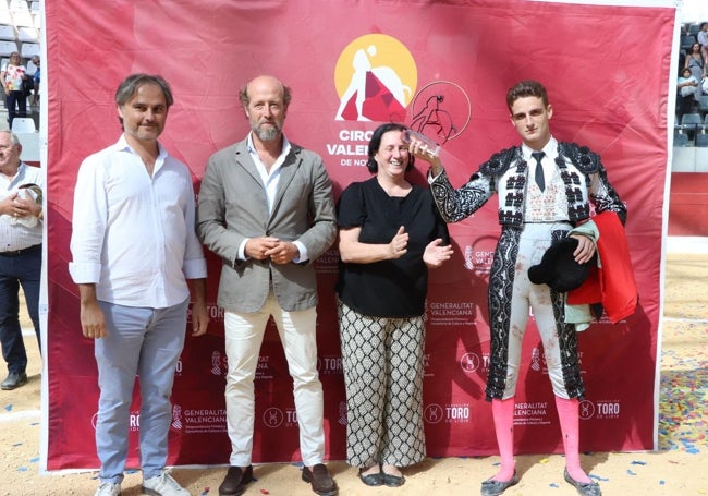 Borja Escudero recogió el premio de manos de la secretaria autonómica de Cultura, Pilar Tébar, el director de la Fundación Toro de Lidia, Borja Cardelús y el empresario de la plaza, Nacho Lloret.