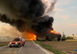 Incendio de una nave este domingo en Alboraya.