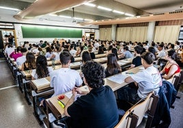 Alumnos durante el primer examen de la pasada selectividad.