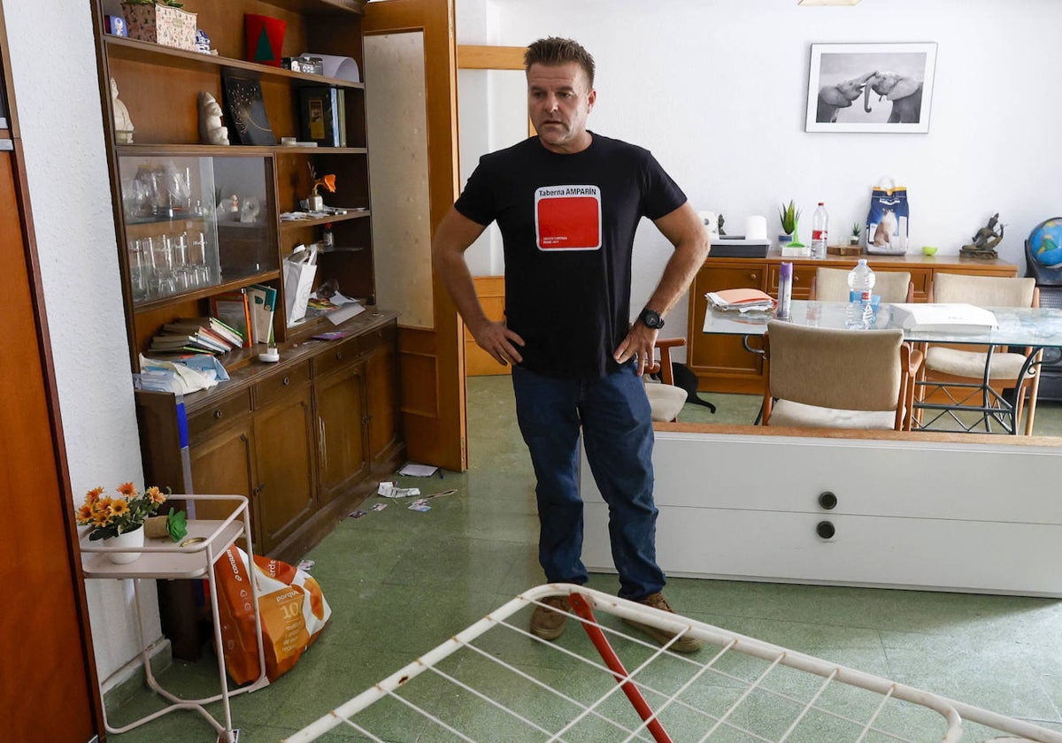 José Ignacio en el salón de su casa ocupada ilegalmente.