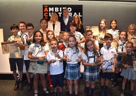 Los ganadores del concurso con sus premios.