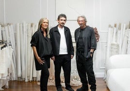 Álex Vidal, con sus padres en la inauguración del atelier.